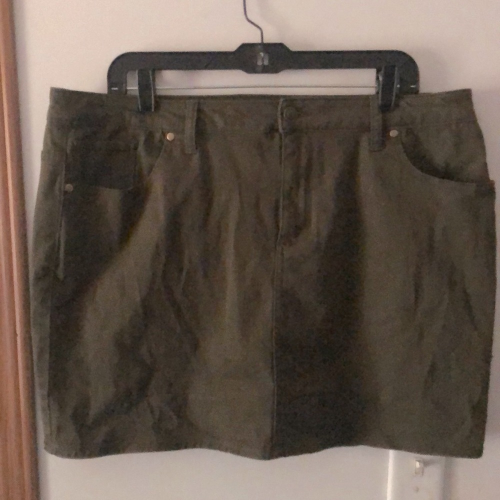 New (never worn) New York and Co. Mini Skirt. Size 16